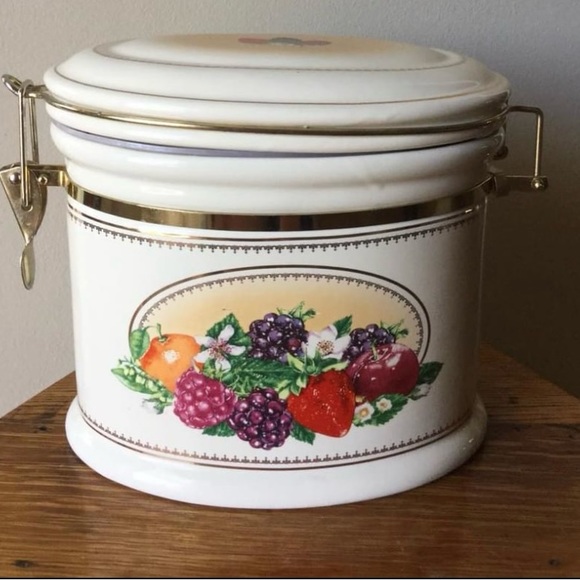 Knotts Berry Farm 2010 Ceramic Canister Oval Fruit Berries Gold Tone Accents - Picture 2 of 8
